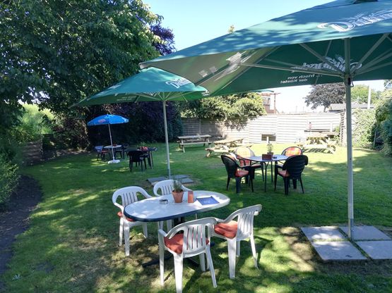 Tisch im Biergarten Borsfleth